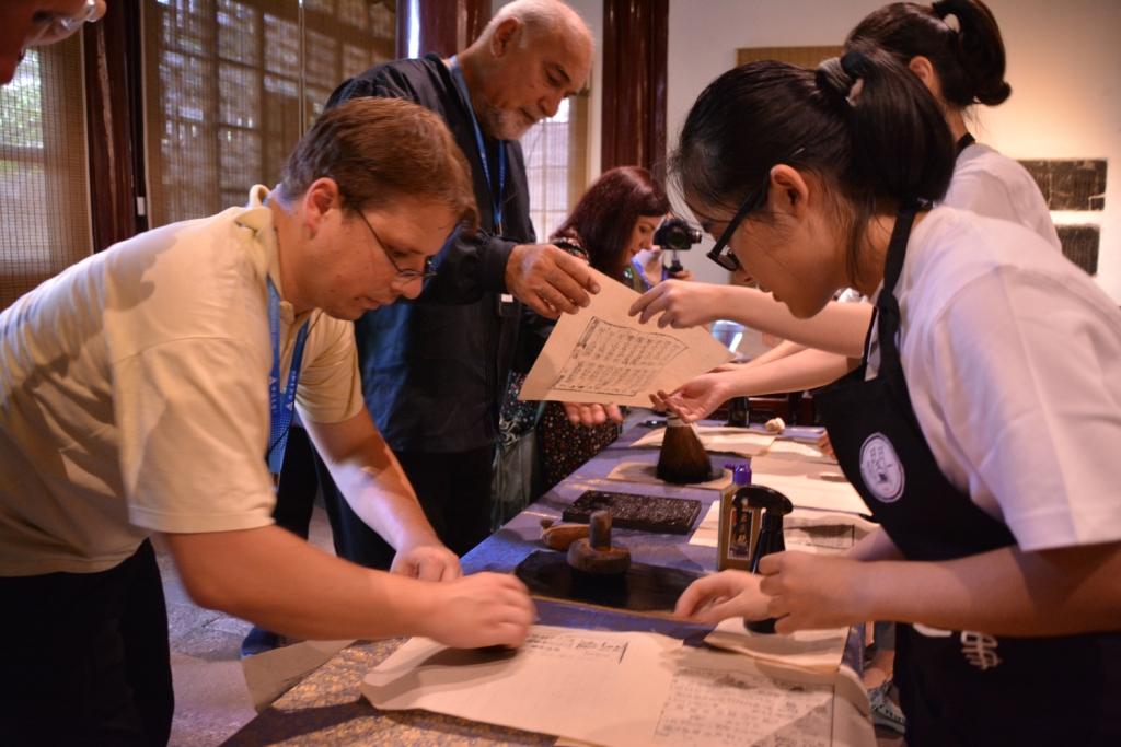 发明之一的雕版印刷术和瓦当拓印方法,外宾对于体验活动的高昂兴致,也